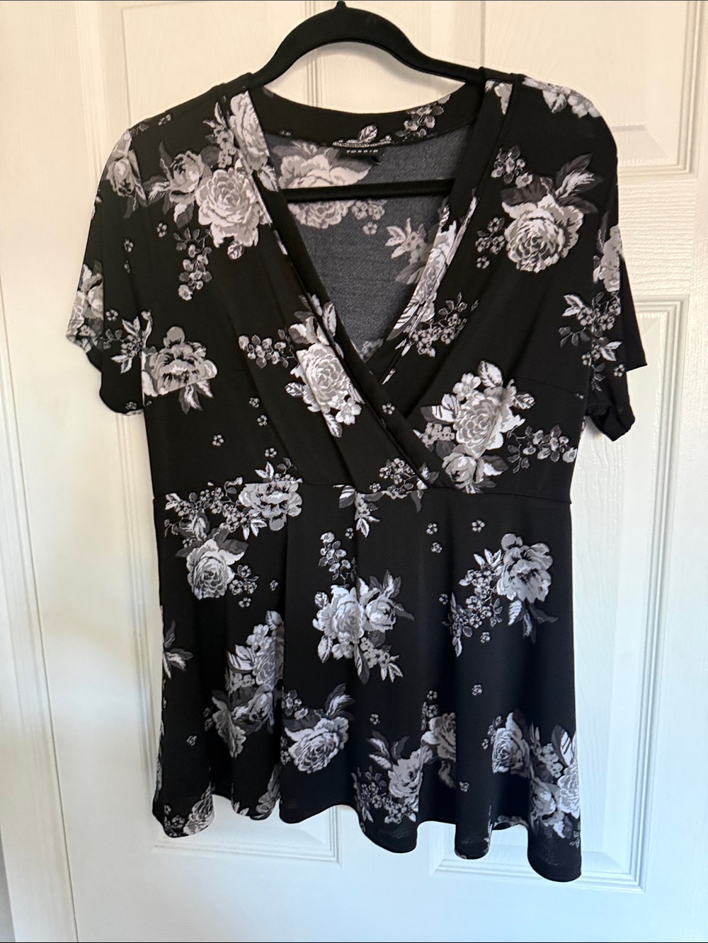 torrid size 0.Black and White Floral V-Neck Wrap Top